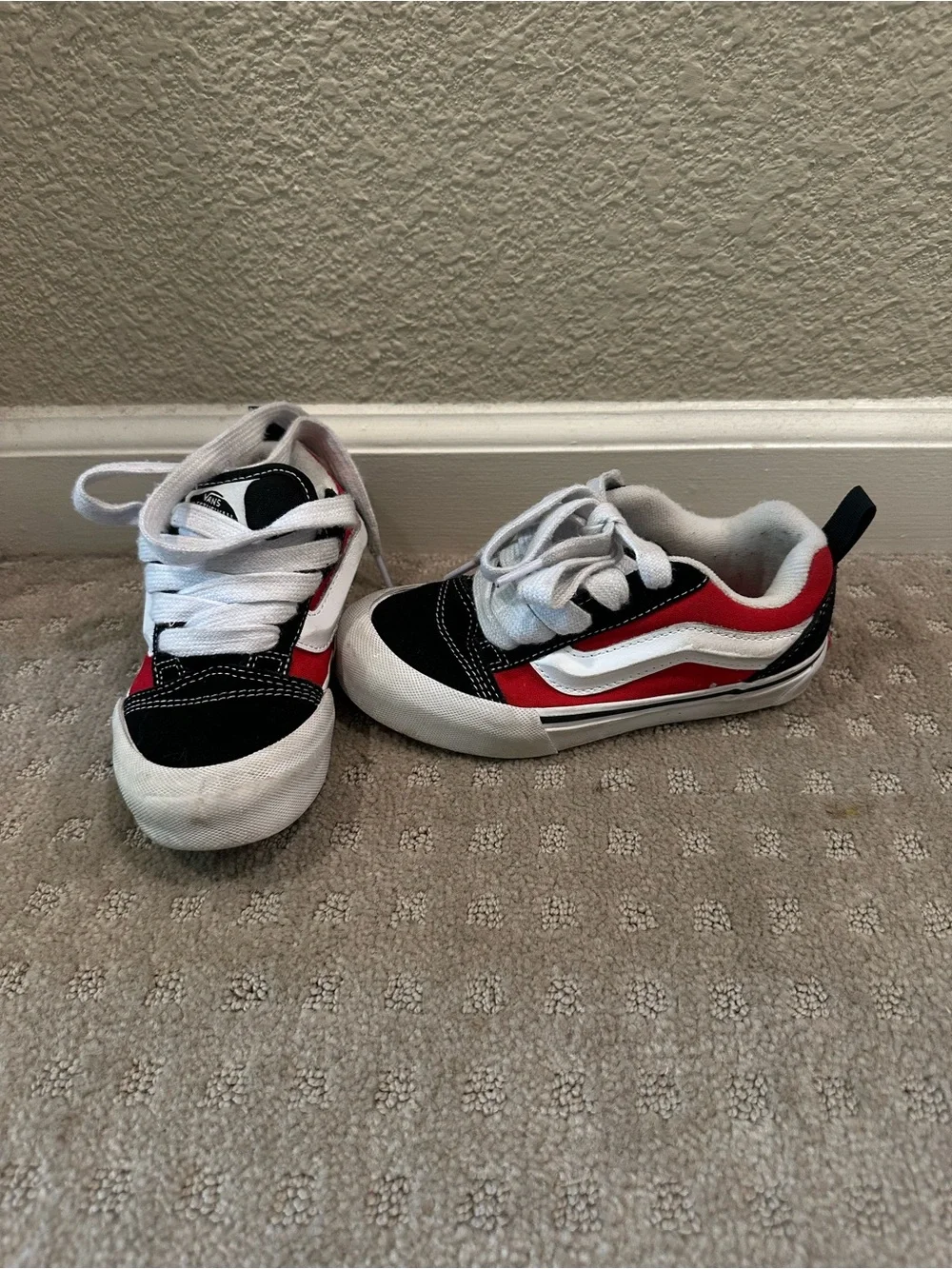 Vans Kids Low-Top Sneakers in Black, White & Red